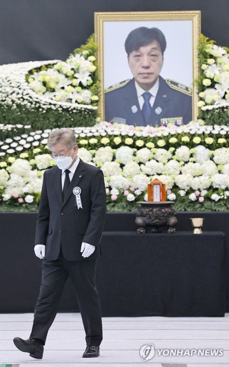 고 김동식 구조대장 영결식 참석한 이재명 경기도지사이재명 경기지사가 6월 21일 이천 쿠팡 물류센터 화재현장에서 진화 작업 중 순직한 고(故) 김동식 구조대장(경기 광주소방서)의 영결식에서 헌화, 분향 후 자리로 이동하고 있다. [연합뉴스 자료사진]