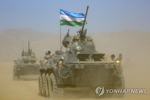 러·타지크와 3국 연합훈련 참가한 우즈벡군 장갑차(하르브-마이돈 AP=연합뉴스) 10일(현지시간) 아프가니스탄과 접경한 타지키스탄 남서부 하틀론주의 하르브-마이돈 훈련장에서 진행된 러시아와 우즈베키스탄, 타지키스탄 합동 군사훈련에 우즈베키스탄의 병력수송 장갑차들이 참가하고 있다. 미군 철수로 정세가 악화한 아프가니스탄의 위기에 공동 대응하기 위해 러시아 주도로 지난 5일 시작된 이번 연합훈련은 이날까지 6일 동안 진행됐다. leekm@yna.co.kr