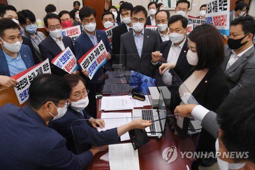 국민의힘, '징벌적 손배' 언론중재법 막아 보지만(서울=연합뉴스) 진성철 기자 = 국민의힘 의원들이 19일 서울 여의도 국회 문화체육관광위원회 전체회의에서 언론중재법 개정안을 의결하려는 도종환 위원장의 회의 진행을 막고 있다.      언론사에 '징벌적 손해배상'을 적용하는 언론중재법 개정안은 이날 회의에서 여당 단독으로 처리됐다.  2021.8.19 zjin@yna.co.kr