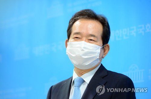 질의응답하는 민주당 정세균 대선 경선 후보(서울=연합뉴스) 안정원 기자 = 더불어민주당 대선 경선 후보인 정세균 전 국무총리가 20일 오전 서울 여의도 국회 소통관에서 "대통령 임기가 시작하는 대로 국민연금 개혁에 착수하고, 모든 국민에게 공적 연금 최소 100만원을 보장하겠다"고 공약한 뒤 기자들과 질의응답을 하고 있다. 2021.8.20 jeong@yna.co.kr