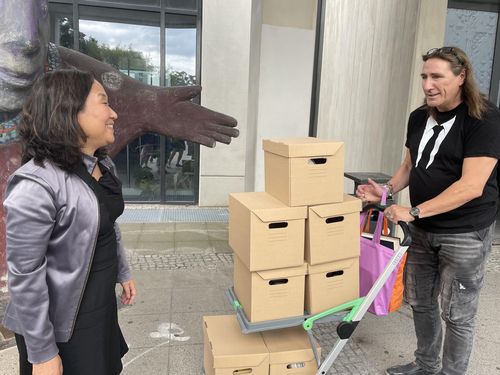 (베를린=연합뉴스) 이 율 특파원 = 한정화 코리아협의회 대표는 19일(현지시간) 독일 미테구청 앞에서 프랑크 베르테르만 미테구의회 의장에게 한국에서 온 손편지 4천여통을 전달했다.2021.8.19