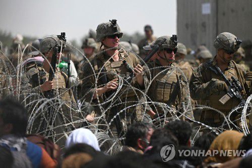 20일 아프간 카불 공항에서 미군이 무장 경계근무를 하고 있다. [AFP=연합뉴스]