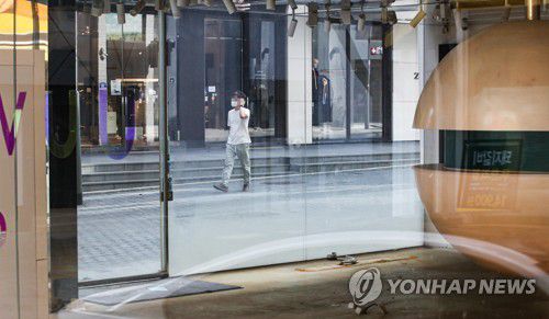 거리두기 4단계 재연장, 자영업자 시름은 계속   정부가 수도권의 사회적 거리두기 4단계, 비수도권 3단계 유지를 발표한 이달 20일 오전 서울 중구 명동 거리의 상가가 텅 비어 있다. [연합뉴스 자료사진]
