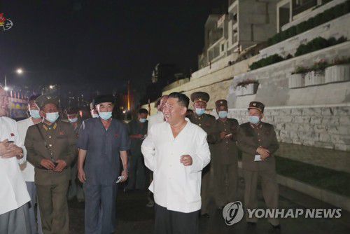 김정은, 보통강 주택건설현장 시찰(서울=연합뉴스) 김정은 북한 국무위원장이 평양 도심 보통강 강변에 조성 중인 보통강 강안 다락식(테라스식) 주택구건설사업을 현지 지도했다고 조선중앙TV가 21일 보도했다. [조선중앙TV 화면] 2021.8.21      [국내에서만 사용가능. 재배포 금지. For Use Only in the Republic of Korea. No Redistribution] nkphoto@yna.co.kr