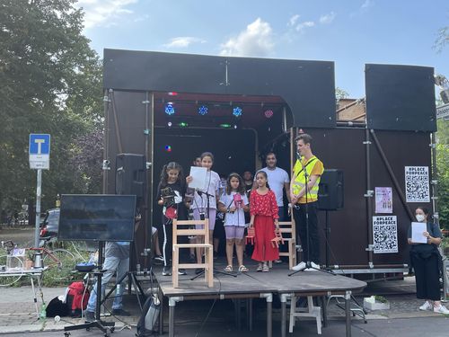 (베를린=연합뉴스) 이 율 특파원 = 독일 베를린 코리아협의회가 평화의 소녀상 앞에서 진행한 독일 청소년 대상 평화인권교육 프로그램 '내 옆에 앉아봐' 결과발표회. 2021.8.22