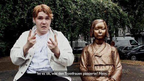 (베를린=연합뉴스) 이 율 특파원 = 독일 베를린 코리아협의회가 평화의 소녀상 앞에서 진행한 독일 청소년 대상 평화인권교육 프로그램 '내 옆에 앉아봐'에 참여한 청소년 청각장애인 단체 유벨3 소속 필립 헤르게르트. 2021. 8. 22