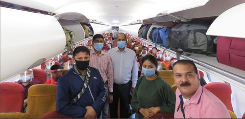 21일 아프간에서 타지키스탄으로 대피한 후 인도 민항기 편으로 귀국길에 오른 인도인. [인도 외교부 대변인 아린담 바그치 트위터 캡처=연합뉴스. 재판매 및 DB 금지]