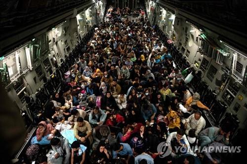 미군 수송기 가득 메운 아프간 민간인들    (카불 AFP=연합뉴스) 19일(현지시간) 탈레반 정권을 피해 아프가니스탄 카불 국제공항을 떠난 민간인들이 미군 수송기 내부에 가득 들어차 있다. [미군 중부사령부 제공. 재판매 및 DB 금지]     jsmoon@yna.co.kr (끝)