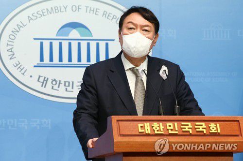 언론중재법 입장밝히는 윤석열(서울=연합뉴스) 진성철 기자 = 국민의힘 대권주자인 윤석열 전 검찰총장이 22일 서울 여의도 국회 소통관에서 여당이 단독 강행 처리한 언론중재법 개정안에 대한 입장을 밝히고 있다. 2021.8.22 zjin@yna.co.kr