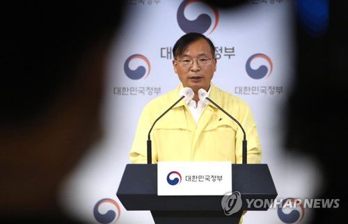모더나 백신 공급 계획 브리핑(서울=연합뉴스) 김승두 기자 = 정부대표단으로 미국 모더나 본사를 최근 항의 방문했던 강도태 중대본 제1총괄조정관 겸 보건복지부 2차관이 22일 정부서울청사에서 열린 신종 코로나바이러스 감염증(코로나19) 대응 중앙재난안전대책본부 정례브리핑에서 향후 모더나 백신 국내 공급 계획에 관해 브리핑하고 있다. 2021.8.22 kimsdoo@yna.co.kr