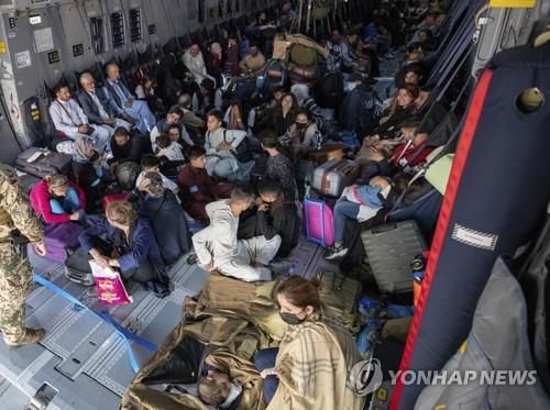 아프간 탈출하는 난민들(카불 AP=연합뉴스) 17일(현지시간) 아프가니스탄 수도 카불 공항에서 이륙 준비 중인 독일군 수송기 안에 탈레반이 장악한 아프간을 탈출하려는 독일인들과 아프간인들이 빼곡히 앉아 있다. [독일군 제공. 재판매 및 DB 금지]