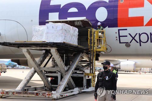 인천공항 도착한 미 정부 제공 얀센 백신지난 15일 미국 정부가 제공한 얀센의 신종 코로나바이러스 감염증(코로나19) 백신 40만 회분이 인천국제공항 화물터미널에 들어온 모습 [코로나19 예방접종대응추진단 백신수송지원본부 제공. 재판매 및 DB 금지]