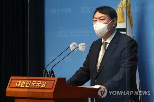 윤석열, 언론중재법 입장 발표(서울=연합뉴스) 진성철 기자 = 국민의힘 대권주자인 윤석열 전 검찰총장이 22일 서울 여의도 국회 소통관에서 여당이 단독 강행 처리한 언론중재법 개정안에 대한 입장을 밝히고 있다. 2021.8.22 zjin@yna.co.kr