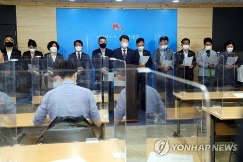 사과하는 전주시의원들(전주=연합뉴스) 정경재 기자 = 전주시의회 의원들이 23일 전주시청 브리핑룸에서 최근 잇따라 불거진 시의원 비위에 대해 사과하고 있다. 2021.8.23 jaya@yna.co.kr