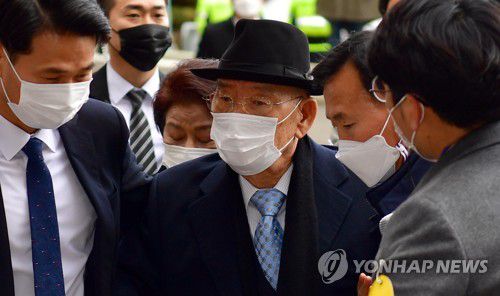 2020년 11월 30일 1심 선고 앞두고 광주법원 들어서는 전두환[연합뉴스 자료사진]