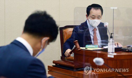 의사봉 두드리는 성일종 소위원장지난 4월 12일 서울 여의도 국회에서 열린 정무위원회 법안심사제2소위원회에서 성일종 소위원장이 의사봉을 두드리고 있다. [연합뉴스 자료사진]
