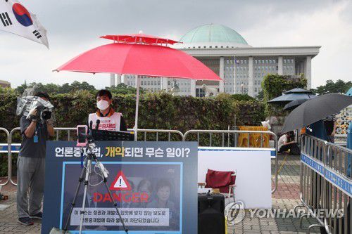 언론중재법 강행처리 중단 촉구 필리버스터(서울=연합뉴스) 이정훈 기자 = 윤창현 언론노조 위원장이 24일 오후 국회 앞에서 열린 언론중재법 강행처리 중단 촉구 언론현업단체 필리버스터(무제한토론)에서 발언하고 있다. 2021.8.24 uwg806@yna.co.kr