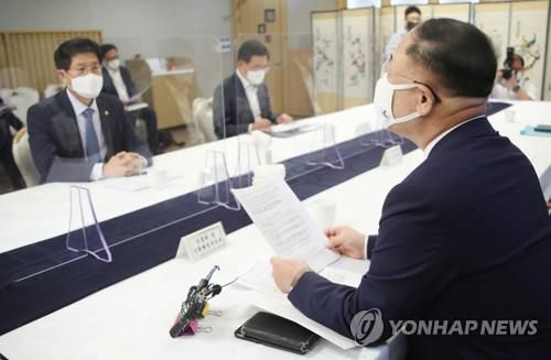 부동산시장 점검 관계장관회의 (서울=연합뉴스) 김승두 기자 = 홍남기 부총리 겸 기획재정부 장관이 25일 정부서울청사에서 열린 '제29차 부동산시장 점검 관계장관회의'를 주재하며 발언하고 있다. kimsdoo@yna.co.kr