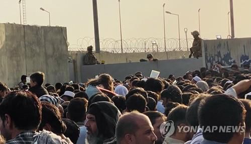 국외 탈출 위해 카불 공항 몰려든 아프간인들(카불 EPA=연합뉴스) 이슬람 무장조직 탈레반이 장악한 아프가니스탄을 탈출하려는 아프간인들이 23일(현지시간) 수도 카불의 하미드 카르자이 공항 주변에 몰려 있다. 이날 공항 바깥에서는 총격전이 벌어져 아프간 보안군 1명이 숨지고 여러 명이 부상했다. sungok@yna.co.kr