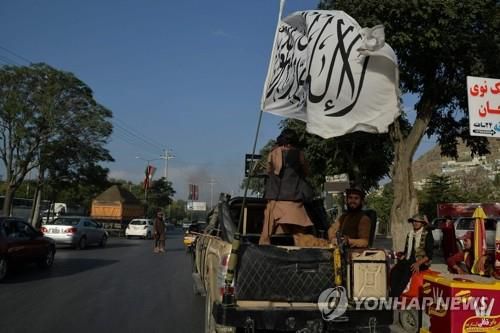 깃발 꽂은 차량 타고 카불 시내 순찰하는 탈레반[AFP=연합뉴스]
