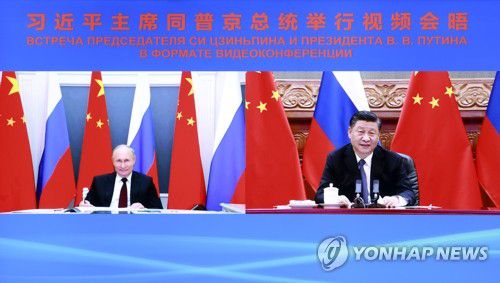 화상 정상회담 하는 시진핑·푸틴[베이징 신화=연합뉴스 자료사진] 시진핑(오른쪽) 중국 국가 주석이 2021년 6월28일(현지시간) 베이징에서 블라디미르 푸틴 러시아 대통령과 화상 정상회담을 하는 모습. leekm@yna.co.kr