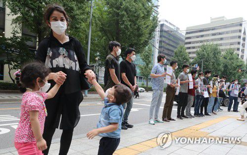 아이와 함께 시위 참여한 재한 아프가니스탄 어머니(서울=연합뉴스) 백승렬 기자 = 재한 아프가니스탄 한국 협력자 한 어머니가 23일 오전 서울시 종로구 외교부 청사 앞에서 아프가니스탄 한국 협력자들의 구출을 촉구하는 기자회견에 아이와 함께 참석하고 있다. 2021.8.23 srbaek@yna.co.kr