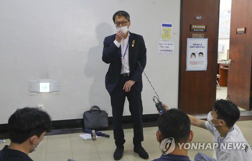 언론중재법 처리 후 인터뷰하는 박주민(서울=연합뉴스) 진성철 기자 = 박주민 국회 법제사법위원장 직무대리가 25일 서울 여의도 국회에서 열린 법제사법위원회 전체회의에서 언론중재법 개정안을 통과시킨 뒤 취재진과 인터뷰하고 있다. zjin@yna.co.kr