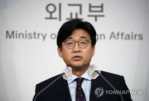 국내 이송 아프간 협력자 관련 발표(서울=연합뉴스) 김승두 기자 = 최종문 외교부 2차관이 25일 서울 종로구 도렴동 외교부 브리핑실에서 아프간 현지인 조력자 국내 이송 관련한 발표를 하고 있다. 2021.8.25 kimsdoo@yna.co.kr