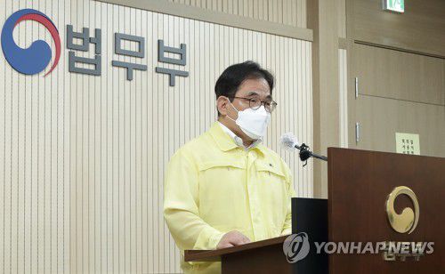 법무부 "국내 체류 아프간인 434명 인도적 체류연장 조치 시행"(서울=연합뉴스) 이재유 법무부 출입국외국인정책본부장이 25일 오전 정부과천청사 법무부에서 국내 거주 아프간인 인도적 특별체류 조치 시행 관련 브리핑을 하고 있다. 2021.8.25      [법무부 제공. 재판매 및 DB 금지] photo@yna.co.kr