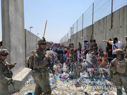 카불공항에 모인 탈출 인파[외교부 제공. 재판매 및 DB 금지] [연합뉴스]