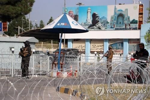 아프간 카불 공항 외곽 지키는 탈레반 [UPI=연합뉴스]