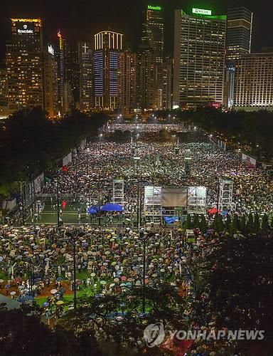 2013년 6월 4일 홍콩 빅토리아파크에서 열린 톈안먼 민주화시위 추모집회. 주최측 추산 18만명이 모였다.  [EPA=연합뉴스]