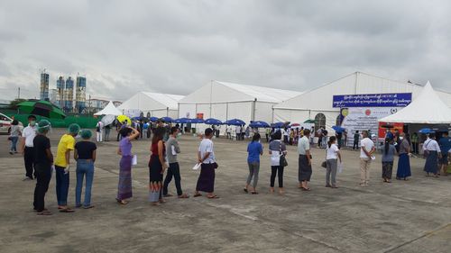 양곤의 한 이벤트 파크 내에 마련된 접종 대형 가설 천막 앞에 줄을 선 한인과 그 가족, 직원들. 2021. 8. 26. [양곤=이정호 통신원]