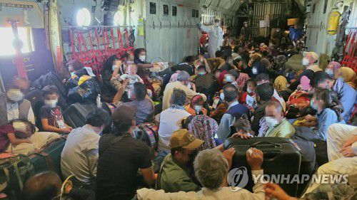 공군 수송기에 탑승한 아프간 현지 조력자와 가족들(서울=연합뉴스) 한국으로 이송될 아프간 현지 조력자와 가족들이 25일 아프가니스탄 카불공항에서 공군 C-130J 수송기에 탑승해 있다. 2021.8.26      [공군 제공. 재판매 및 DB 금지] photo@yna.co.kr