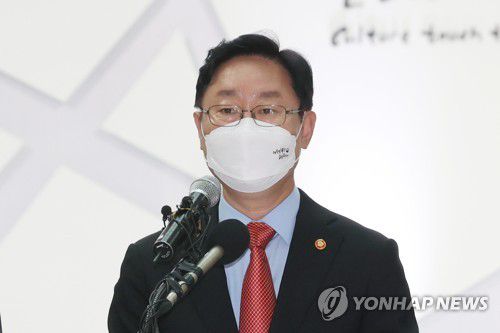 법무부 '아프간 협력자들에 장기체류 자격 부여'(영종도=연합뉴스) 이진욱 기자 = 박범계 법무부 장관이 26일 인천국제공항에서 아프간 현지 조력자 및 가족들 한국 이송 관련 브리핑을 하고 있다.     법무부는 탈레반을 피해 국내에 입국한 아프가니스탄인 협력자와 그 가족들에게 난민 인정자에 준하는 장기체류 자격을 부여하기로 했다. 2021.8.26 cityboy@yna.co.kr