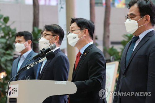 법무부 '아프간 협력자들에 장기체류 자격 부여'(영종도=연합뉴스) 이진욱 기자 = 박범계 법무부 장관이 26일 인천국제공항에서 아프간 현지 조력자 및 가족들 한국 이송 관련 브리핑을 하고 있다.     법무부는 탈레반을 피해 국내에 입국한 아프가니스탄인 협력자와 그 가족들에게 난민 인정자에 준하는 장기체류 자격을 부여하기로 했다. 2021.8.26 cityboy@yna.co.kr