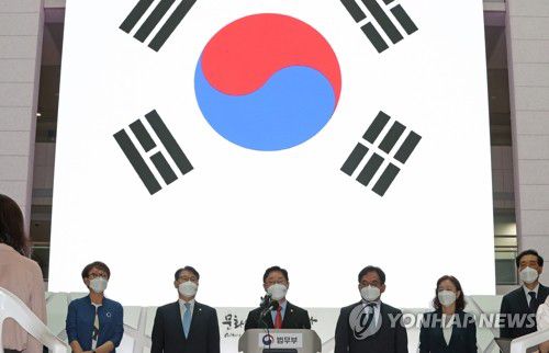 법무부 '아프간 협력자들에 장기체류 자격 부여'(영종도=연합뉴스) 이진욱 기자 = 박범계 법무부 장관이 26일 인천국제공항에서 아프간 현지 조력자 및 가족들 한국 이송 관련 브리핑을 하고 있다.     법무부는 탈레반을 피해 국내에 입국한 아프가니스탄인 협력자와 그 가족들에게 난민 인정자에 준하는 장기체류 자격을 부여하기로 했다. 2021.8.26 cityboy@yna.co.kr