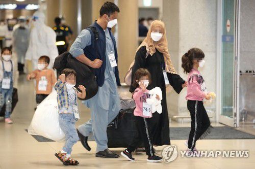 손 흔드는 아프간 어린이들(영종도=연합뉴스) 황광모 기자 = 26일 오후 인천공항에 도착한 아프가니스탄 어린이들이 공항을 나가며 손을 흔들고 있다. 2021.8.26 hkmpooh@yna.co.kr