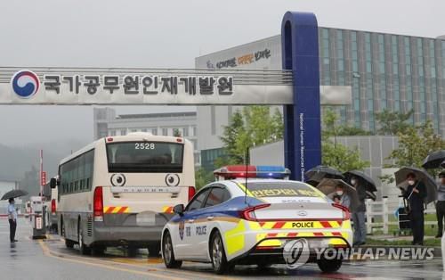 진천 인재개발원으로 들어가는 아프간인 태운 버스(진천=연합뉴스) 천경환 기자 = 27일 오후 아프가니스탄 현지에서 한국 정부 업무에 도움을 줬던 아프간인들을 태운 버스가 임시 수용시설인 충북 진천 국가공무원인재개발원으로 들어가고 있다. 2021.8.27 kw@yna.co.kr