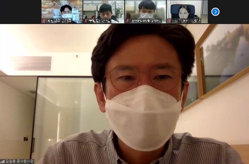 (서울=연합뉴스) 아프가니스탄 협력자 이송을 지원한 김일응 주아프간한국대사관 공사참사관이 27일 언론과 화상 인터뷰에서 이송 당시 상황을 설명하고 있다. 2021.8.27 [외교부 제공, 재판매 및 DB 금지]