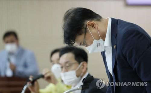 주민들에게 감사 인사하는 강성국 법무차관[천경환 기자 촬영]