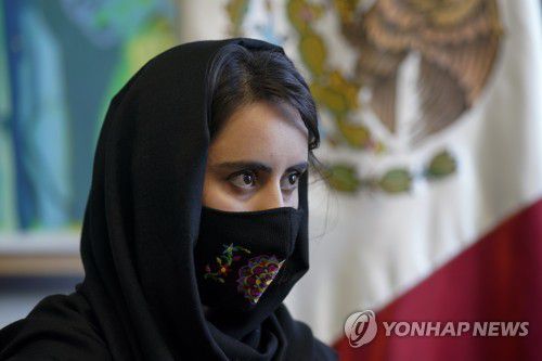 멕시코서 AP통신과 인터뷰하는 아프간 '소녀 로봇팀'의 사가르 [AP=연합뉴스]