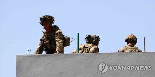 카불 공항 지키는 연합군[EPA=연합뉴스]