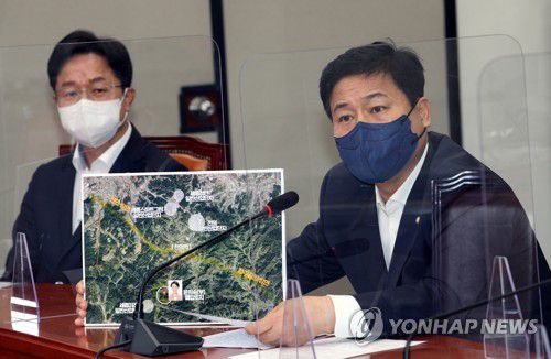 윤희숙 의원 부친 세종시 토지 관련 발언하는 민주당 김영배 최고위원(서울=연합뉴스) 안정원 기자 = 더불어민주당 김영배 최고위원이 27일 오전 서울 여의도 국회에서 열린 최고위원회의에서 국민의힘 윤희숙 의원 부친이 매입한 토지와 관련해 발언하고 있다. 2021.8.27 jeong@yna.co.kr