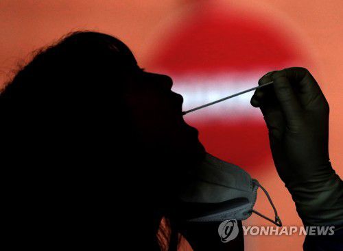 코로나19 검사받는 학생[연합뉴스 자료사진]