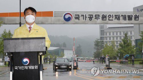 아프간 특별입국자 관련 브리핑하는 강성국 법무부 차관(진천=연합뉴스) 천경환 기자 = 강성국 법무부 차관이 27일 오후 충북 진천군 국가공무원인재개발원 정문 앞에서 아프간 특별입국자 관련 브리핑을 하고 있다. kw@yna.co.kr