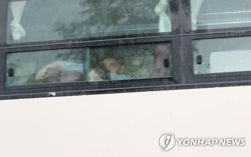 진천 인재개발원으로 들어가는 아프간인 태운 버스(진천=연합뉴스) 천경환 기자 = 27일 오후 아프가니스탄 현지에서 한국 정부 업무에 도움을 줬던 아프간인들을 태운 버스가 임시 수용시설인 충북 진천 국가공무원인재개발원으로 들어가고 있다. 2021.8.27 kw@yna.co.kr