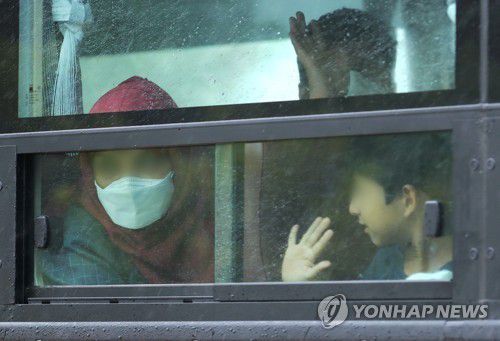 아프간 특별기여자·가족 인재개발원 입소(진천=연합뉴스) 김주형 기자 = 과거 한국을 도왔던 아프가니스탄 협력자와 그 가족들을 태운 버스가 27일 오후 충북 진천 국가공무원인재개발원로 들어서자 한 가족이 차장 밖으로 손 흔들고 있다. 2021.8.27 kjhpress@yna.co.kr