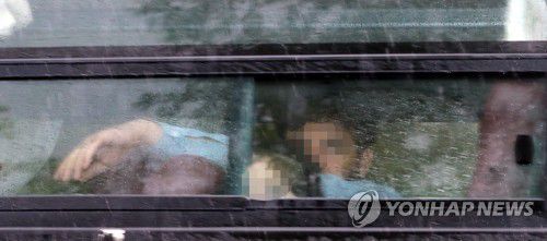 인재개발원 들어가는 아프간인 탄 버스(진천=연합뉴스) 천경환 기자 = 27일 오후 한국 정부 업무에 도움을 줬던 아프간 특별입국자들이 버스로 진천 국가공무원인재개발원으로 들어가고 있다.