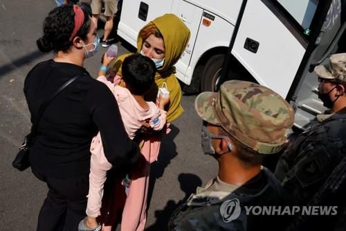 덜레스 엑스포 센터의 아프간 피란민들 [로이터=연합뉴스 자료사진]